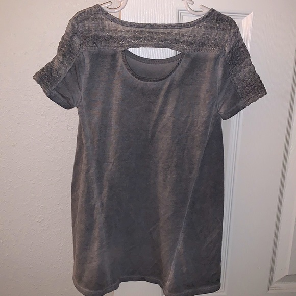 Mudd Girls gray shirt sleeve top with cutout in back. Girls size 7/8 - Picture 2 of 6